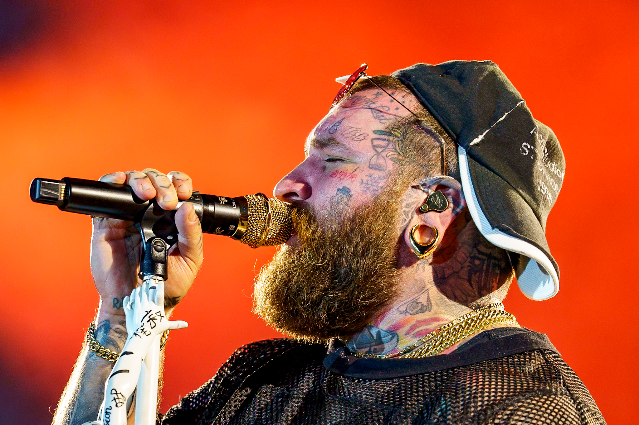 Teddy Swims serenaded Stage AE with soulful songs under starry skies